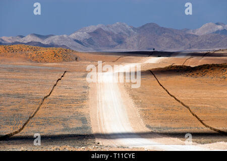 Die rote Wüste Landschaft in der Namib Naukluft Nat. Park, von Touristen zu den berühmten roten Dünen im Sossusvlei, Namibia fahren. Stockfoto