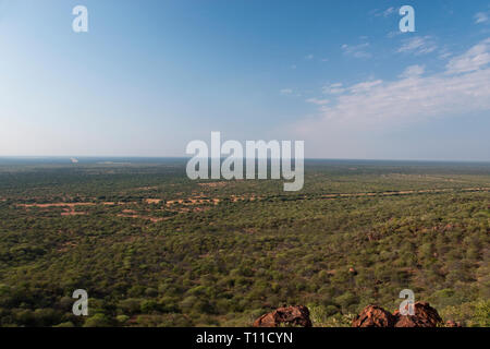 Blick auf den Ebenen der Kalahari Wüste vom Waterberg Plateau, Namibia. Stockfoto