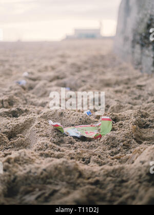 Plastikmüll/Müll/Verschmutzung am Strand/Sand im Winter im VEREINIGTES KÖNIGREICH Stockfoto