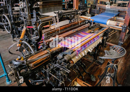 Webmaschinen in der textilen Abteilung Industrial Museum in Bradford, West Yorkshire, England, Großbritannien Stockfoto