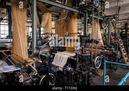 Webmaschinen in der textilen Abteilung Industrial Museum in Bradford, West Yorkshire, England, Großbritannien Stockfoto