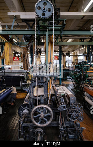 Webmaschinen in der textilen Abteilung Industrial Museum in Bradford, West Yorkshire, England, Großbritannien Stockfoto