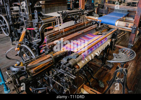 Webmaschinen in der textilen Abteilung Industrial Museum in Bradford, West Yorkshire, England, Großbritannien Stockfoto