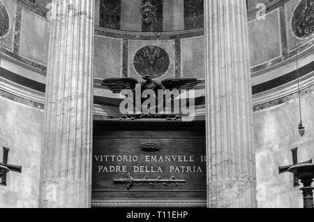 Rom, Italien, 27. APRIL 2017: ein schwarz-weiß Foto dokumentation der Grabstätte von Vittorio Emanuele II. im Pantheon Stockfoto