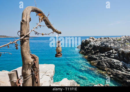 Alte verstaubte und verrosteten Laternen über Boot Dock in der Nähe von Marmara Beach, Insel Kreta, Griechenland Stockfoto