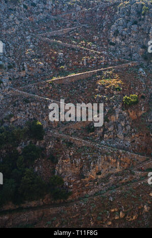 Nach unten Zick-Zack-Weg zu Aradena Schlucht, Insel Kreta, Griechenland Stockfoto