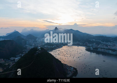 Einen schönen Sonnenuntergang in Rio de Janeiro. Stockfoto