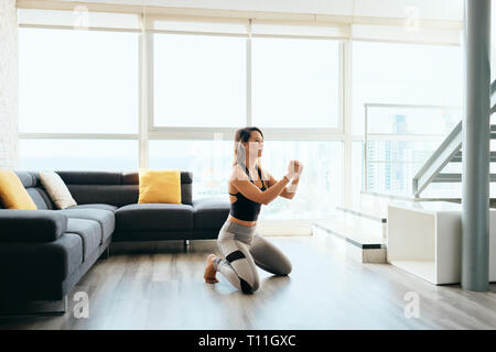 Erwachsene Frau Training Beine tun In und Out Hocke Stockfoto