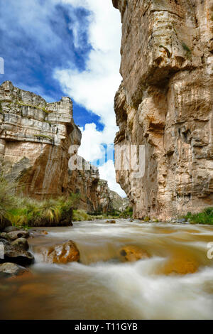 Landschaft Blick auf die imposante Shucto Canyon (Twisted) ist eine geologische Formation der Rock durch die Erosion von Wasser über Millionen von Jahren modelliert gefunden Stockfoto