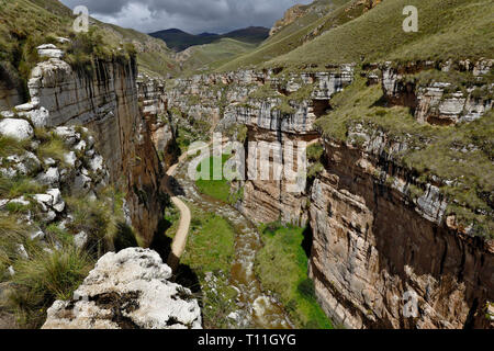 Landschaft Blick auf die imposante Shucto Canyon (Twisted) ist eine geologische Formation der Rock durch die Erosion von Wasser über Millionen von Jahren modelliert gefunden Stockfoto