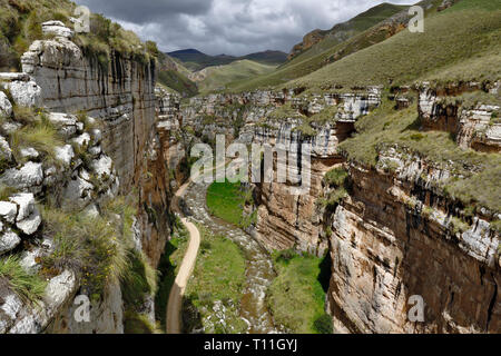 Landschaft Blick auf die imposante Shucto Canyon (Twisted) ist eine geologische Formation der Rock durch die Erosion von Wasser über Millionen von Jahren modelliert gefunden Stockfoto