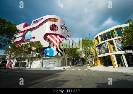 MIAMI - September 2018: Das Museum Garage, ein auffälliges Beispiel für lokale 'parkitecture', dominiert eine Kreuzung im Design District. Stockfoto