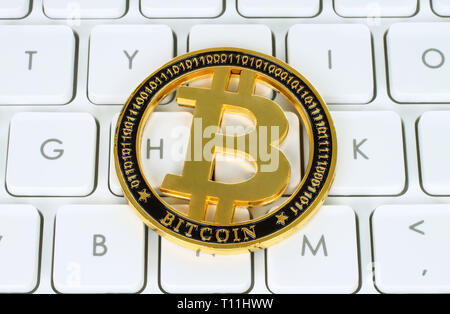 Bitcoin cryptocurrency Münze auf weiße Tastatur Hintergrund close-up Stockfoto