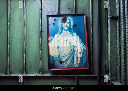 Iloilo, Provinz Iloilo, Philippinen: gerahmtes Bild von Jesus Christus hängen an einer Wand in der Nähe der Maschinenraum eines Schiffes Stockfoto