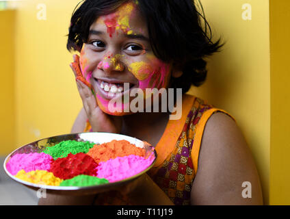 Kleines Mädchen feiern Holi, Fest der Farben Stockfoto