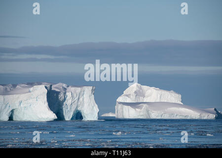 Antarktis, unterhalb der Antarktis Kreis. Eis gefüllt Bucht in der bellingshausen Meer in kristallklarem Sound. Tabellarische Eisbergs. Stockfoto