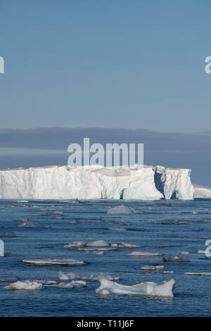 Antarktis, unterhalb der Antarktis Kreis. Eis gefüllt Bucht in der bellingshausen Meer in kristallklarem Sound. Tabellarische Eisbergs. Stockfoto