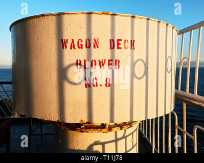 Alten verrosteten Wagen deck Gebläse an Deck eines inter-Insel Schiff in den Philippinen, am späten Nachmittag gibt Licht Schatten der Metallgeländer Stockfoto