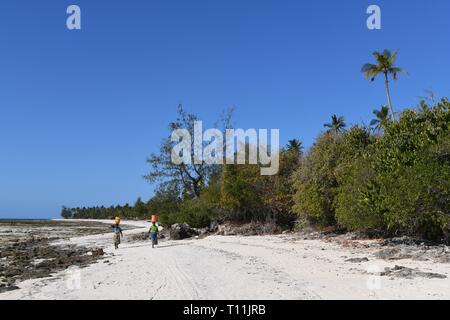 Dhow Safari. Camping auf Matemo Island, Quirimbas Archipel, Mosambik, Ost Afrika. 2 Lokale Frauen am Strand entlang zu laufen. Stockfoto