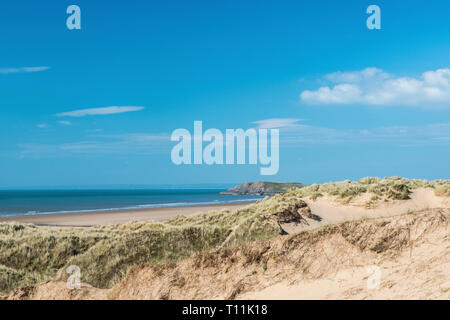 Dünen hinter Rhossili Strand am Ende der Halbinsel Gower. Alle auf der Halbinsel Gower ist ein Gebiet von außergewöhnlicher natürlicher Schönheit und erste in Großbritannien Stockfoto