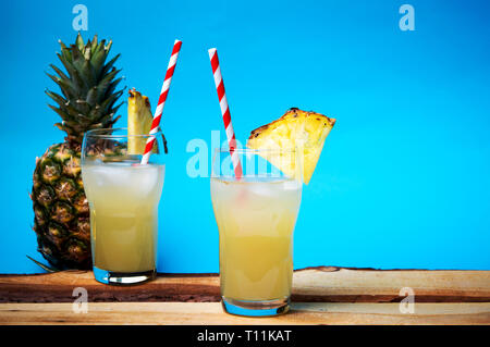 Erfrischende Ananassaft in einem dekorierten Glas Stockfoto