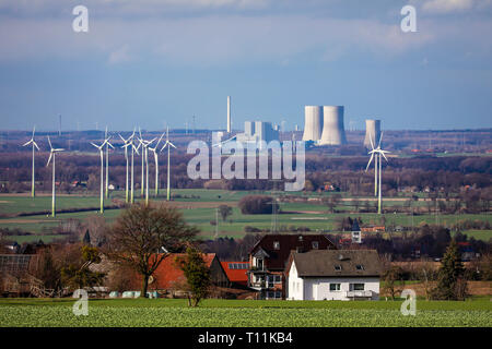 Ense, Sauerland, Nordrhein-Westfalen, Deutschland - Landschaft mit Windmühlen, Wohngebäude, im Hinblick auf die RWE-Kraftwerk Westfalen in Ham Stockfoto