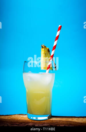 Erfrischende Ananassaft in einem dekorierten Glas Stockfoto