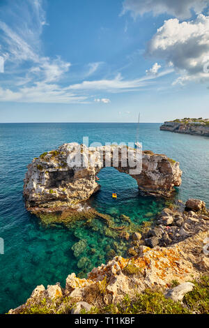 Es Pontas Natural Arch, einem der wichtigsten Sehenswürdigkeiten auf Mallorca, Spanien. Stockfoto