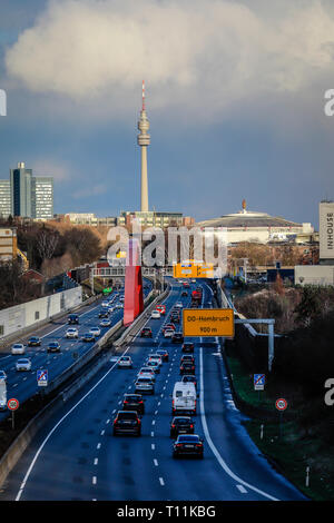 Dortmund, Ruhrgebiet, Nordrhein-Westfalen, Deutschland - Blick auf die Stadt mit der Autobahn A 40, Westfalenhalle und Radio Tower. Dortmund, Ruhrgebiet Nordrhein-We Stockfoto