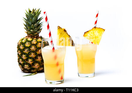 Erfrischende Ananassaft in einem dekorierten Glas Stockfoto