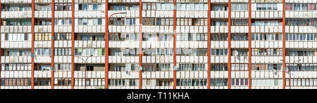 Brest, Belarus - 28. Juli 2018: Die Beschaffenheit der Wand des Wohnhauses mit alten Fenster und Loggia an den Seiten. Zusammenfassung Hintergrund der Alten Stockfoto