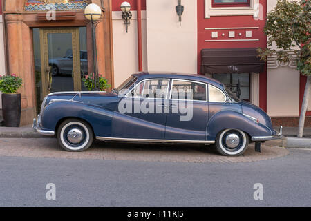 Moskau, Russland - 30. September 2018: Die alten Oldtimer auf der Moskauer Straße geparkt Stockfoto