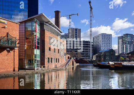 Gas Street Basin auf der Worcester und Birmingham canal mit im Bau hinter Stockfoto