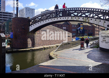 Bar Lock Fußgängerbrücke und Worcester Birmingham Canal an Gas Street Basin im Zentrum von Birmingham Stockfoto