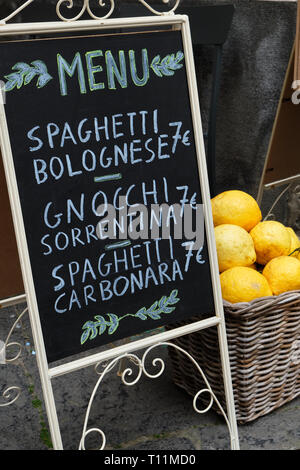 Italienisches Restaurant Tafel in der Straße von Sorrento Stockfoto