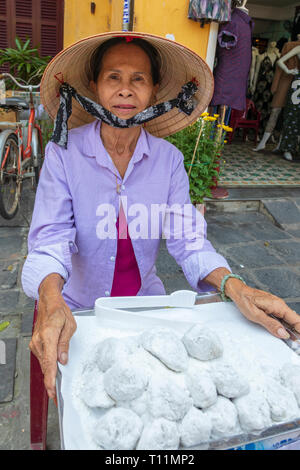 Lokale Vietnamesin verkauf Straße Küche Fleischbällchen in Reispapier gewickelt und entstaubt in Coconut, Altstadt Hoi An, Quang Nam, Vietnam, Provence Stockfoto