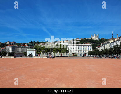 Hauptplatz in Lyon in Frankreich genannt Place Bellecour ist die am weitesten in Europa und die Basilika von Notre Dame auf dem Hügel Stockfoto