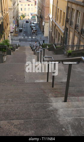 Lange Treppen in der Innenstadt von Lyon in Frankreich in Europa Stockfoto