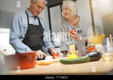 Senior Paar Paar kochen gemeinsam in der modernen Küche Stockfoto