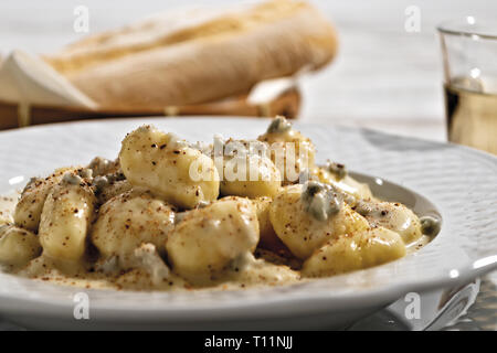 Gnocchi di Patate al formaggio Gorgonzola e Noce moscata dal Basso primo piano altra Vista Stockfoto