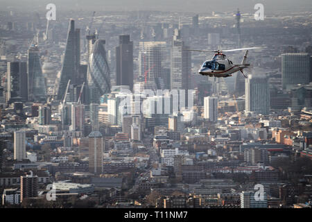 AW 109 Charter Helikopter über London fliegen während einer Antenne Fotoshooting. Stockfoto