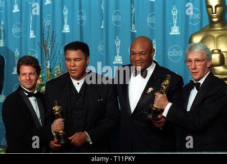 LOS ANGELES, Ca. März 25, 1997: Muhammad Ali (Links) & George Foreman mit den Machern der Dokumentarfilm "Wenn Sie waren Könige", bei der Oscar-verleihung. Pix: Paul Smith Stockfoto