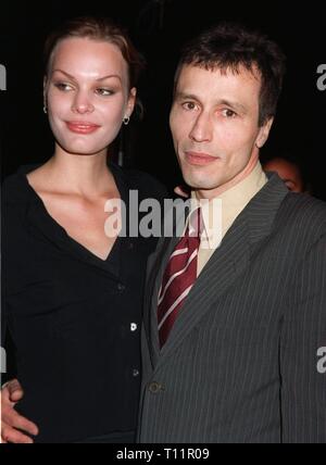 LOS ANGELES, Ca. November 21, 1997: Schauspieler Michael Wincott & Datum bei der Premiere seines neuen Films, "Alien Resurrection", in Los Angeles. Stockfoto