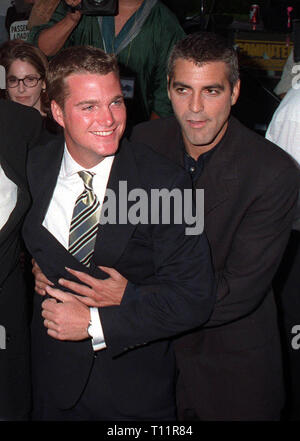 LOS ANGELES, Ca. Juni 12, 1997, 'Batman und Robin' stars Chris O'Donnell & George Clooney bei der Weltpremiere in Los Angeles. Stockfoto