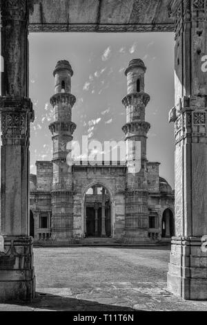 Champaner, India-December Pavagadh, Gujarat, 07, 2014 - Blick von Kevda Masjid vom Kenotaph In zwischen zwei Säulen. Stockfoto