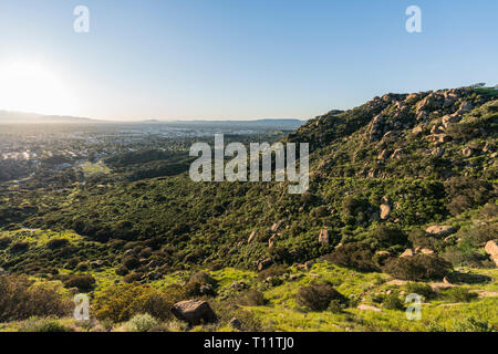 Der frühe Frühling Morgen Blick auf Los Angeles und San Fernando Valley von Hilltop in Santa Susana Pass State Historic Park. Stockfoto