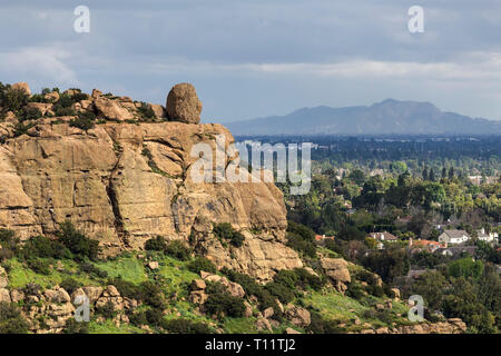 Malerischer Blick auf Stoney Point mit San Fernando Valley und Griffith Park im Hintergrund. Die beliebten klettern Park ist in der Nähe von Topanga Canyon Road Stockfoto