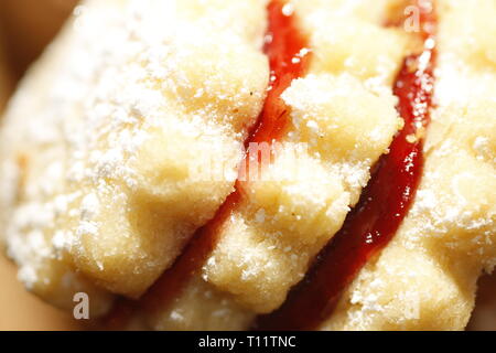 In der Nähe von Weihnachten Kekse mit Marmelade füllen Stockfoto