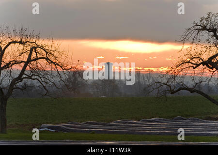 Sundowner über Bad Friedrichshall mit ein paar Bäumen in der Front Stockfoto