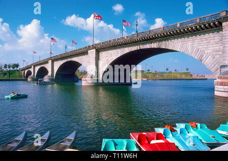 Dies ist die 1831 London Bridge, die Themse in England für 131 Jahre gekreuzt, bis sie demontiert und dann in 1971 wieder zusammengebaut in Lake Havasu City im westlichen Bundesstaat Arizona, USA. Wasser aus dem Colorado River fließt nun unter dem Granit Brücke, die an der Auktion von der City von London für $ 2,5 Millionen gekauft wurde von amerikanischen Unternehmer Robert S. McCulloch. Er wollte eine grosse Attraktion neue Bewohner sowie zu locken Touristen in der Stadt, die er 1963 als lakeside Oase in der Sonoran Wüste gegründet. Historisches Foto. Stockfoto